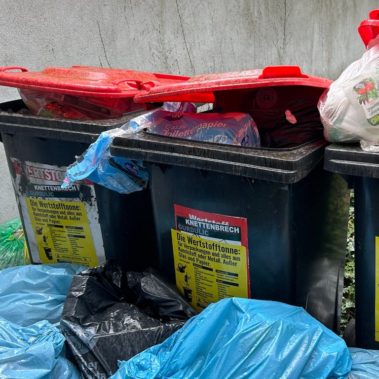 Überquellende Wertstofftonnen. Ärger über die Wertstofftonne in Karlsruhe: Nachdem ein neuer Dienstleister die Abholung des Mülls übernommen hat, gibt es Ärger in der Stadt. 