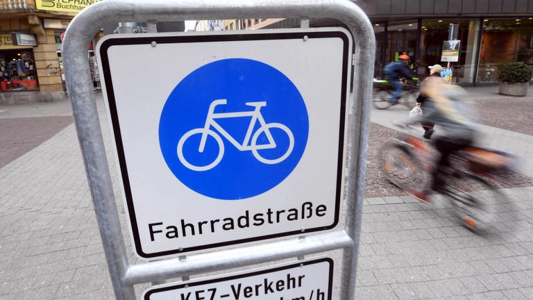 Fahrradstraße in Karlsruhe (Foto: dpa Bildfunk, Uli Deck)