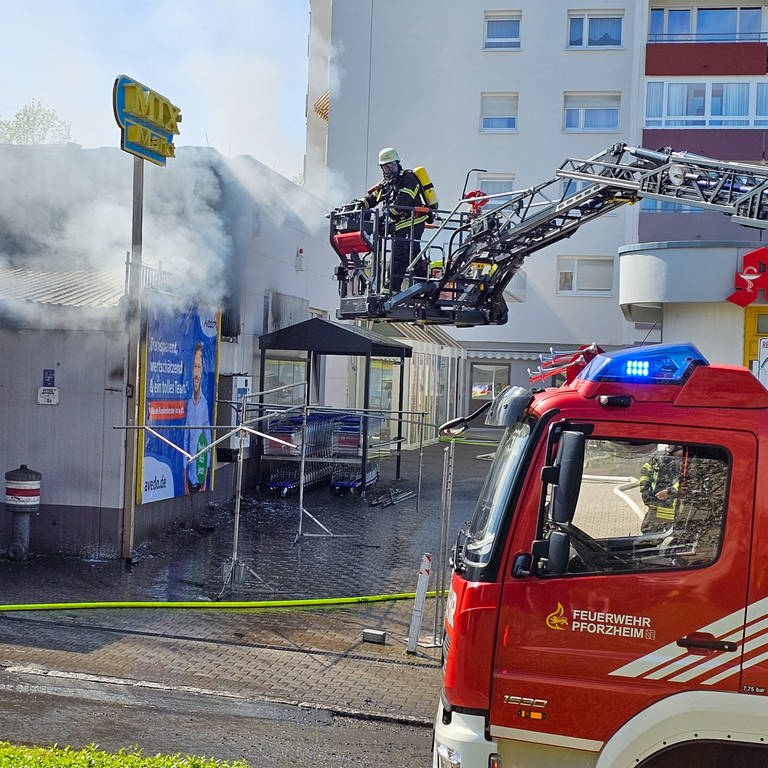 Brand in Supermarkt in Pforzheim: Im "Mix Markt" ist am Samstag ein Feuer ausgebrochen (Foto: Waldemar Gress/ EinsatzReport24)