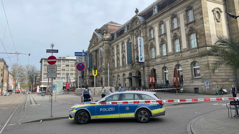 Der Karlsruher Europaplatz wurde am Sonntagnachmittag wegen eines verdächtigen Gegenstandes weiträumig abgesperrt. (Foto: SWR, Greta Hirsch)