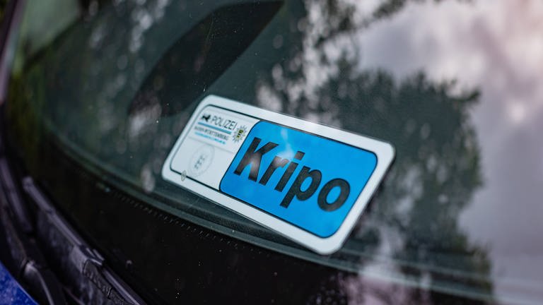 Kripo-Schild hinter Windschutzscheibe von zivilem Polizei-Fahrzeug. (Foto: IMAGO, IMAGO / KS-Images.de)