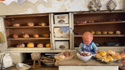 Eine Puppenbäckerei mit Theke und Brotregalen (Foto: SWR, Peter Lauber)