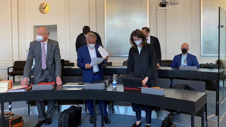Angeklagte und Verteidiger im Prozess gegen einen Richter und Ex-Polizisten im Landgericht Karlsruhe (Foto: SWR)