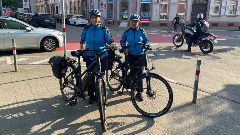 Mitarbeiterinnen des Ordnungsamtes Karlsruhe sind als Fahrradstreife unterwegs (Foto: SWR, SWR, Cornelia Stenull)