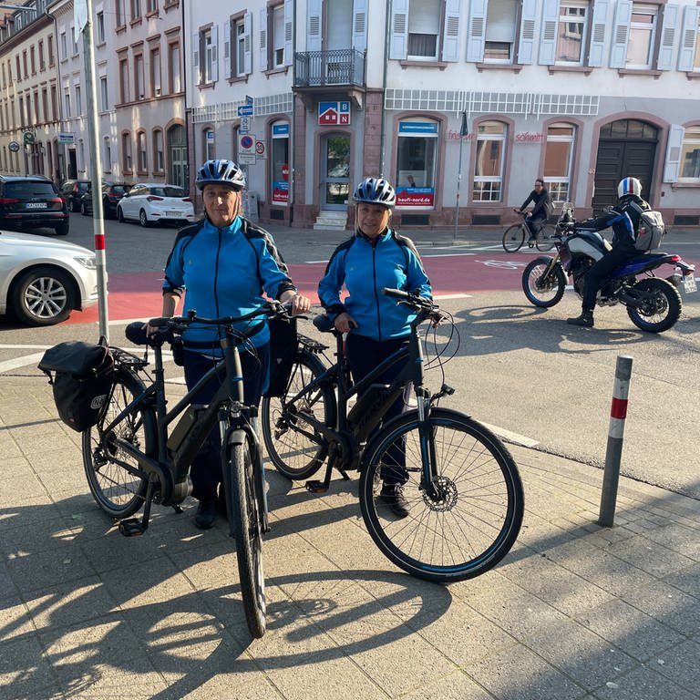 Mitarbeiterinnen des Ordnungsamtes Karlsruhe sind als Fahrradstreife unterwegs (Foto: SWR, SWR, Cornelia Stenull)