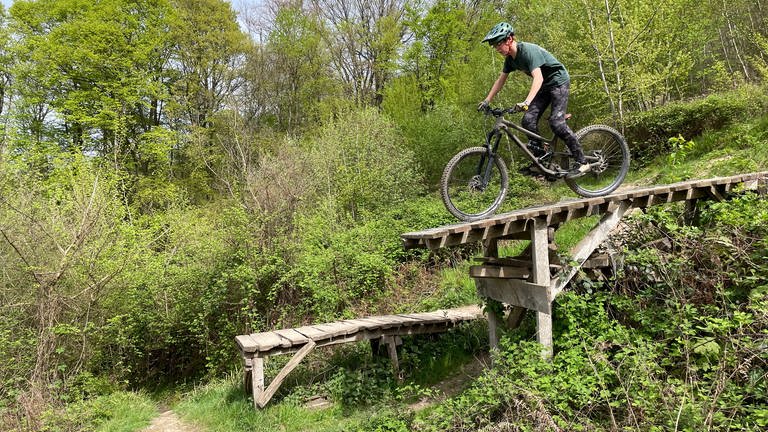 Lukas Hörner (15) sitzt mehrfach pro Woche auf seinem Bike und trainiert.