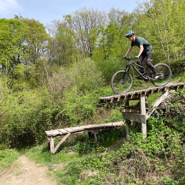 Lukas Hörner (15) sitzt mehrfach pro Woche auf seinem Bike und trainiert. (Foto: SWR)
