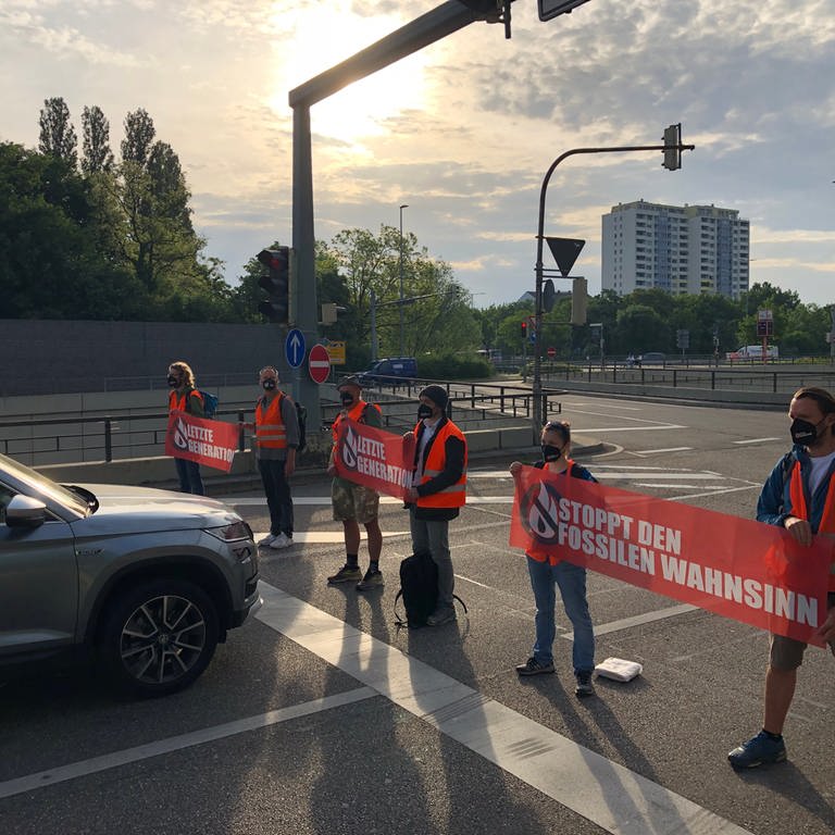 Klimaaktivisten "Letzte Generation" blockieren Abfahrt an Südtangente in Karlsruhe (Foto: SWR, SWR, Rebecca Plies)