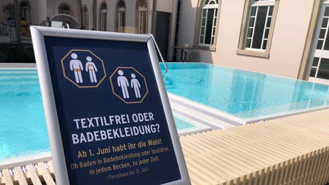 Testphase im Vierordtbad Karlsruhe: Freie Wahl, ob mit oder ohne Badebekleidung schwimmen (Foto: SWR, SWR, Andreas Fauth)