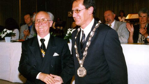 Walter Heiler (SPD) bei seiner Amtseinführung 1999 mit seinem Vorgänger Robert Straub (CDU). (Foto: Pressestelle, Stadt Waghäusel)