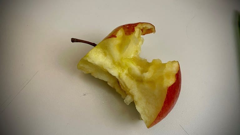 Ein Apfel zum Mittagessen zeigt die minimalistische Seite des Foodporns (Foto: SWR, Martin Besinger)