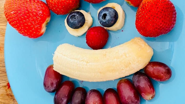Buntes Obst auf einem Teller verziert zu einem Gesicht (Foto: SWR, Jürgen Essig)
