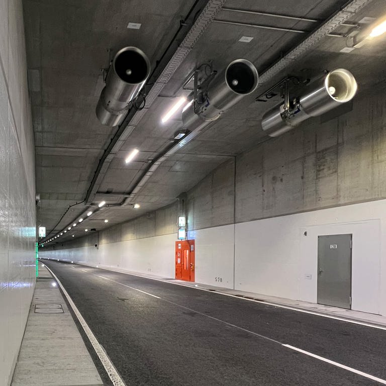 Drei der insgesamt 36 Lüfter im neuen Karlsruher Autotunnel (Foto: Pressestelle, KASIG)
