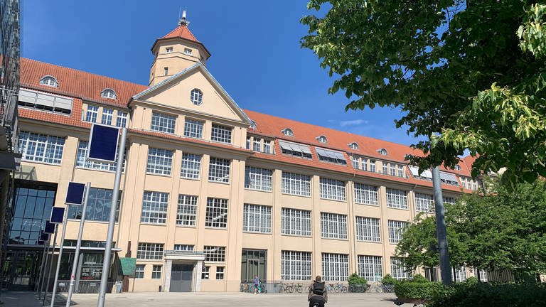 Das ehemalige Fabrikgebäude in Karlsruhe (Foto: SWR)