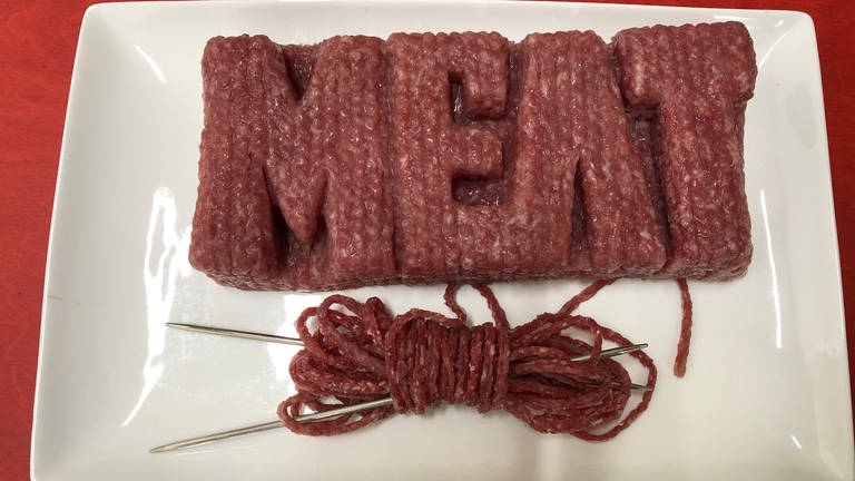 Der Schriftzug Meat liegt auf einem Teller, gestrickt (Foto: SWR)