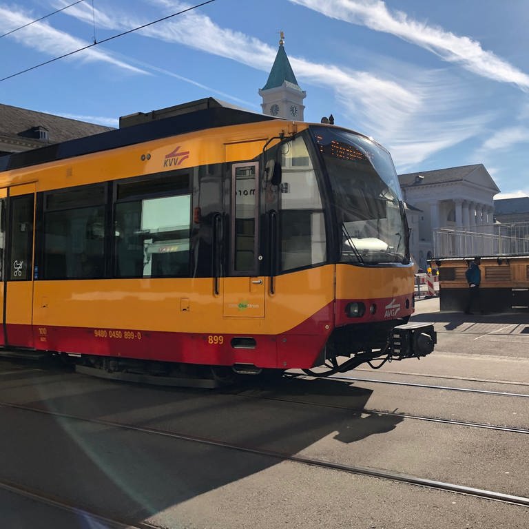 Gelbe Stadtbahn fährt am Karlsruher Marktplatz vorbei - kostenloser ÖPNV an Adventssamstagen in Karlsruhe (Foto: Pressestelle, Karlsruher Verkehrsverbund)