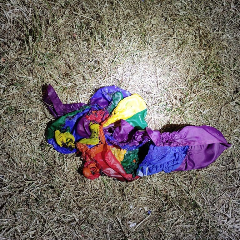 Die Reste einer verbrannten Regenbogenflagge.  (Foto: Privat / Armilla Brandt)
