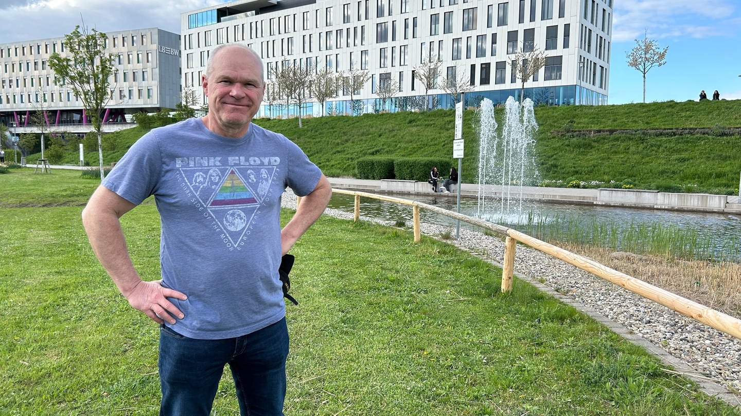 Der weltbekannte Regisseur Uwe Boll im Citypark in Karlsruhe. Hier würde er einen Film mit Leiche im Teich drehen. (Foto: SWR, Mirka Tiede)