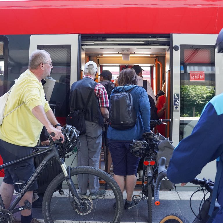 Auch am zweiten Wochenende mit 9-Euro-Ticket gab es volle Bahnen in Karlsruhe und der Region (Foto: picture-alliance / Reportdienste, picture alliance/dpa | Jörg Carstensen)