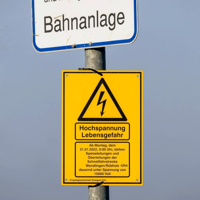 Warnschild Bahnanlage Hochspannung (Foto: IMAGO, IMAGO / Arnulf Hettrich)
