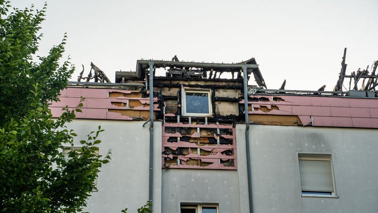 Ausgebrannter Dachstuhl in der Karlsruher Nordstadt (Foto: SWR)