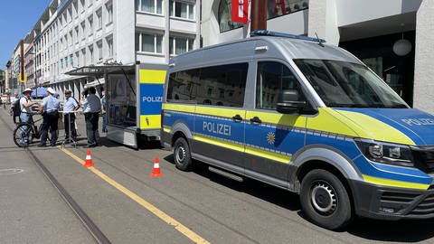 Die Polizei informiert in der Karlsruher Innenstadt mit einem Präventionsstand über Telefonkriminalität