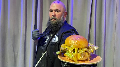 Fernsehkoch Karl-Heinz Drews präsentiert Burger-Kreationen (Foto: SWR, SWR, Patrick Neumann)