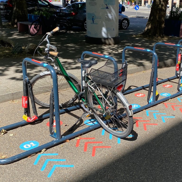radfix-Ständer am Bahnhof Karlsruhe für Fahrräder die repariert werden sollen 