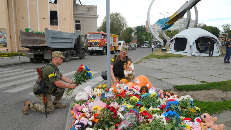 Trauer nach dem russischen Raketenangriff in der ukrainischen  Stadt Winnyzja (Foto: picture-alliance / Reportdienste, dpa/AP | Efrem Lukatsky)