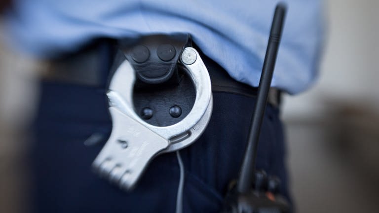 Handschellen eines Polizeibeamten (Symbolbild) (Foto: picture-alliance / Reportdienste, dpa Bildfunk, picture alliance/dpa | Friso Gentsch)