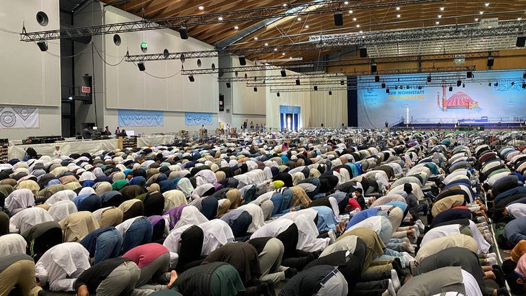 20.000 Muslime der Ahmadiyya-Glaubensgemeinschaft treffen sich heute in der Messe Karlsruhe (Foto: SWR)