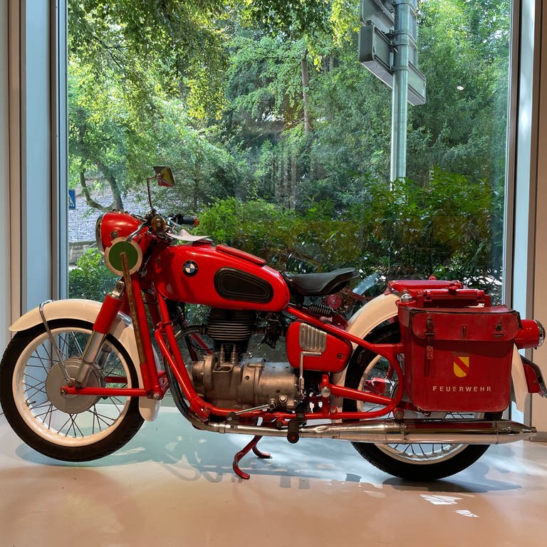 Rotes Feuerwehrmotorrad von BMW aus Baden-Baden von 1970 (Foto: SWR, Patrick Neumann)