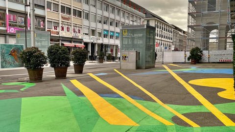 In der Karlsruher Innenstadt ist ein buntes Streetart-Bild auf den Boden gemalt, es soll von den vielen Baustellen ablenken. (Foto: KME)
