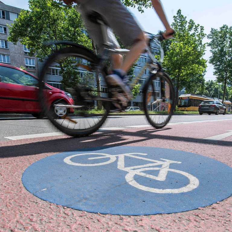 Ein Radfahrer fährt auf einem Fahrradweg in der Karlsruher Innenstadt