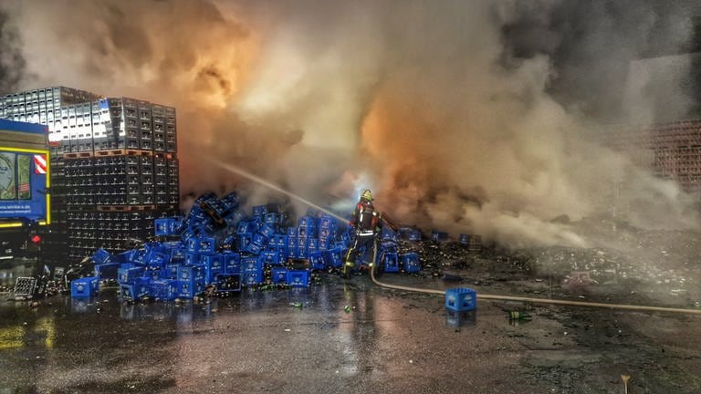 Getränkekisten in Östringen in Brand geraten (Foto: Pressestelle, Marvin Riess / Einsatz-Report24)