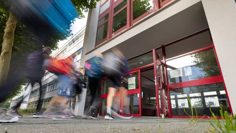 Schüler laufen in ein Schulgebäude am ersten Schultag nach den Sommerferien. (Foto: IMAGO, IMAGO / ari)