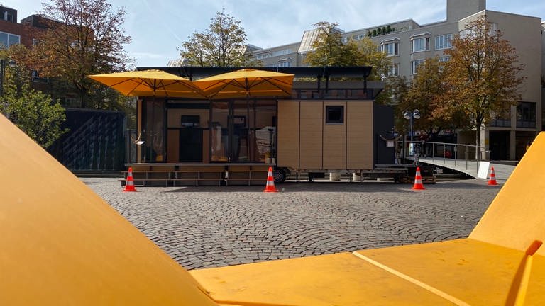 Das Reallabor "MobiLab" des KIT steht auf dem Kronenplatz in Karlsruhe. (Foto: SWR, SWR/LauraBisch)