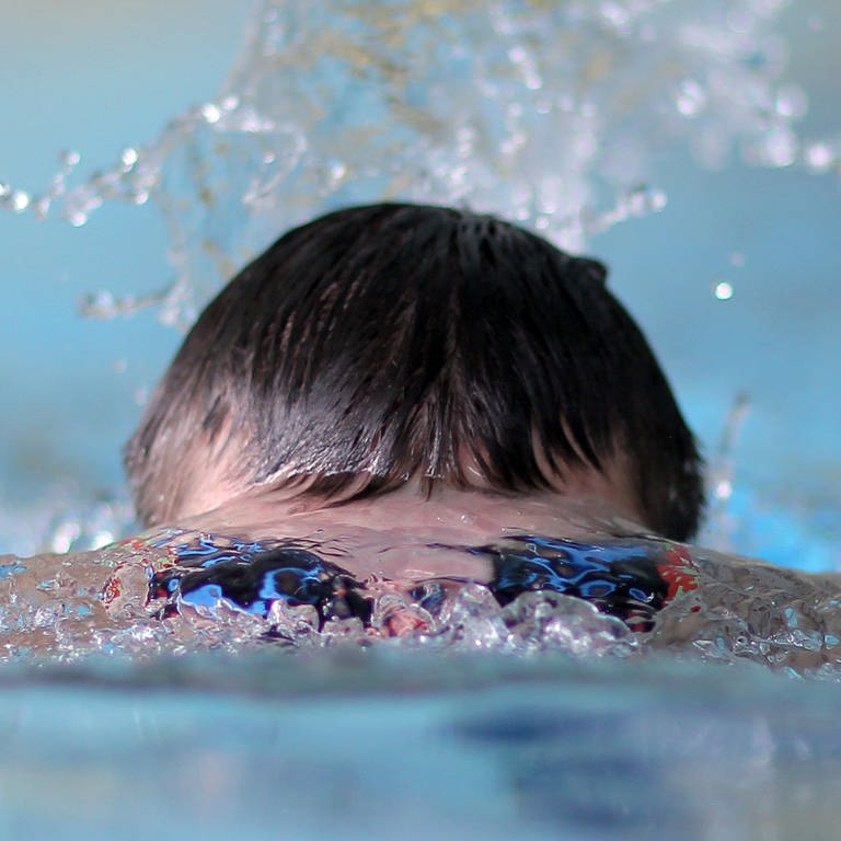 Ein Schwimmer schwimmt in einem Hallenbad (Foto: picture-alliance / Reportdienste, Picture Alliance)