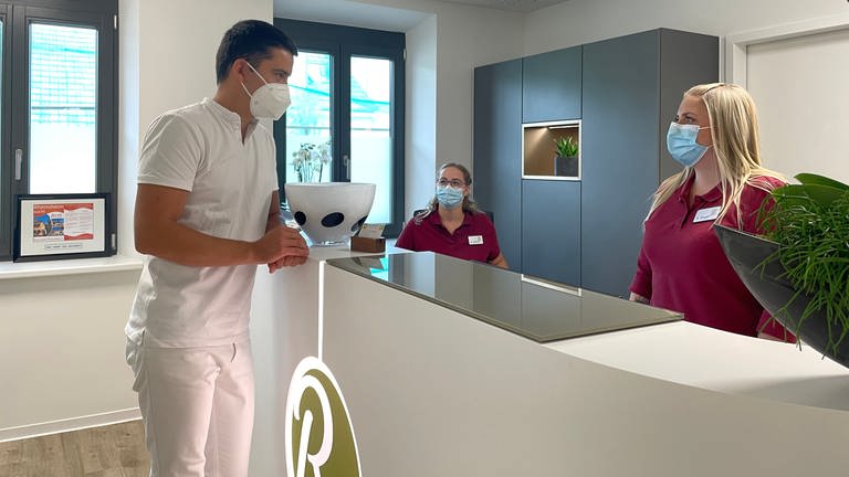 Neuer Hausarzt in Philippsburg-Rheinsheim in seiner Praxis. (Foto: SWR)