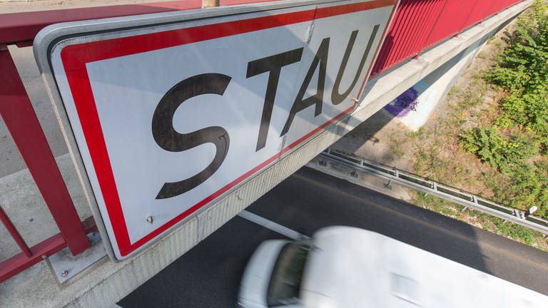 Schild an Autobahnbrücke warnt vor Stau (Foto: dpa Bildfunk, picture alliance/dpa | Friso Gentsch)