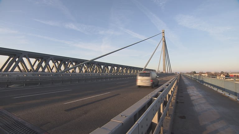 Ein Auto fährt über die wieder komplett für den Verkehr freigegebene Rheinbrücke zwischen Karlsruhe und Wörth. (Foto: SWR)