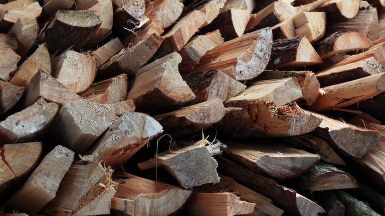 Brennholz liegt gestapelt auf einem Haufen (Foto: IMAGO, H. Tschanz-Hofmann/imago)