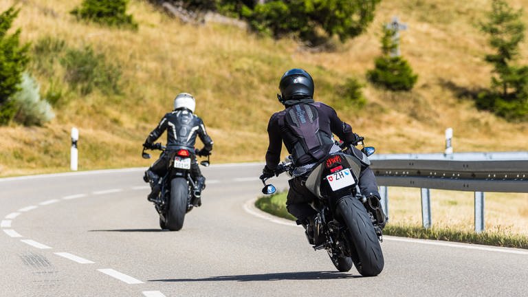 Symbolbild: Motorradfahrer unterwegs auf einer Straße (Foto: IMAGO, IMAGO / Andreas Haas)