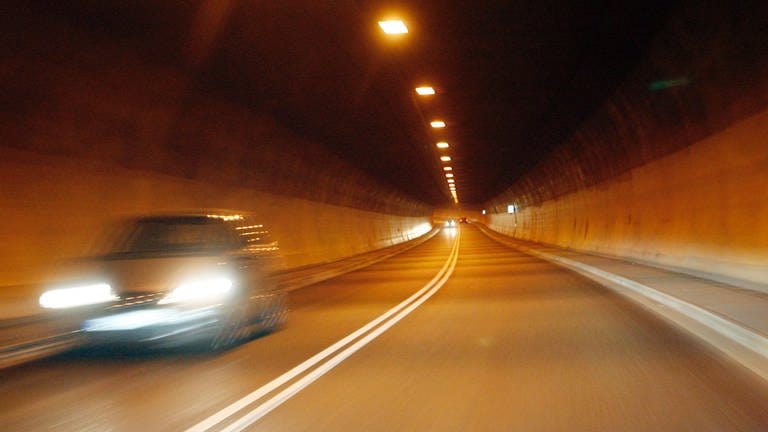 Zwei Autos fahren durch den Gernsbacher Tunnel im Schwarzwald (Foto: dpa Bildfunk, picture-alliance/ dpa | Uli Deck)