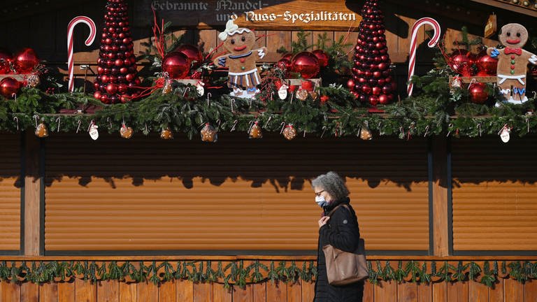 Stand auf dem Weihnachtsmarkt ist geschlossen. (Foto: dpa Bildfunk, picture alliance/dpa | Marijan Murat)