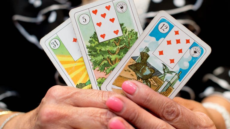 Eine Wahrsagerin hält Tarotkarten in den Händen (Symbolbild) (Foto: picture-alliance / Reportdienste, dpa Bildfunk, picture alliance / dpa | Sebastian Kahnert)