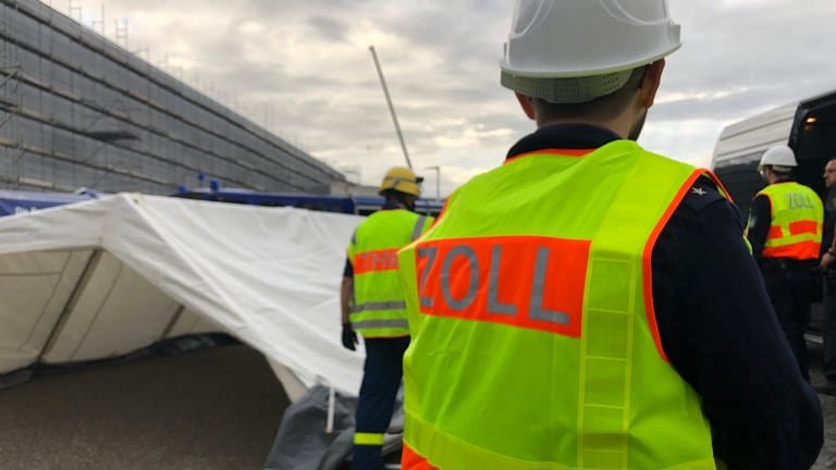 Mitarbeiter des Zolls Karlsruhe bei einer Razzia gegen Schwarzarbeit auf einer Baustelle in Graben-Neudorf (Foto: SWR, SWR, Susann Bühler)