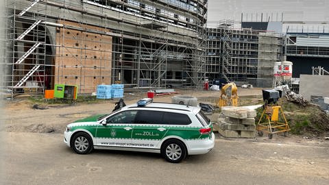 Während einer Razzia gegen Schwarzarbeit steht ein Einsatzwagen vom Karlsruher Zoll auf einer Baustelle in Graben-Neudorf (Foto: SWR, SWR, Susann Bühler)