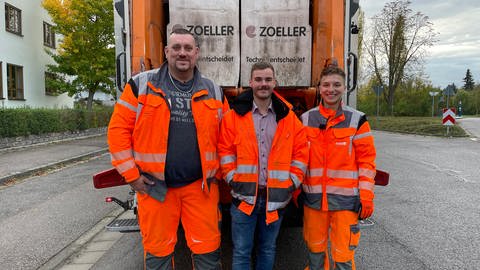 Drei Mitarbeiter der Müllabfuhr Bruchsal stehen vor einem Müllwagen. Die Müllabfuhr hat Probleme, Personal zu finden (Foto: SWR, SWR, Greta Hirsch)