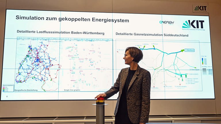 Bundesforschungsministerin Bettina Stark-Watzinger zu Besuch am KIT. Dort haben Forschende im Energy Lab 2.0 einen detaillierten digitalen Zwilling des deutschen Energiesystems aufgebaut.